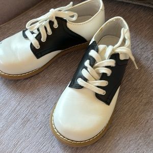 Willet kids saddle shoes size 8.5D like new 8.5